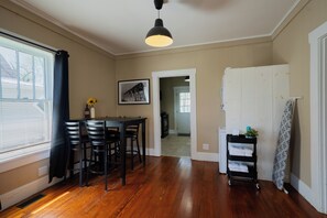 Dining - College St. Cottage just 10 minutes from WEC. (Wilmington)