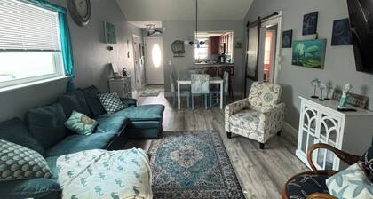 Charming 2-bedroom house 2 bath in Stuart with bonus room & boat parking