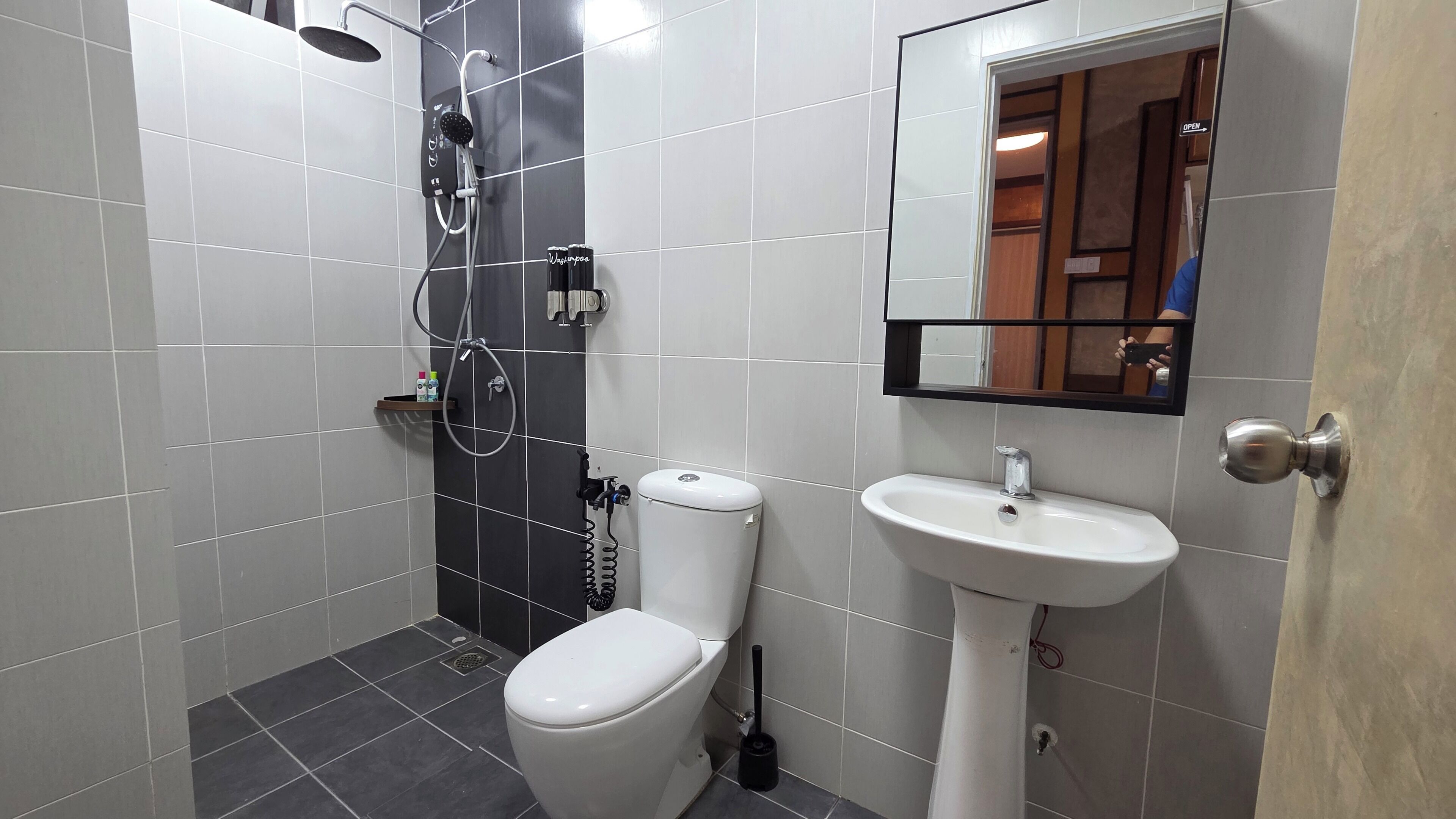 Shower, hair dryer, bidet, towels