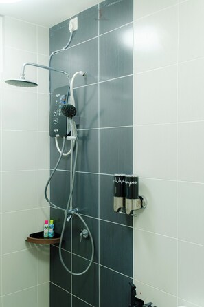 Een douche, een haardroger, een bidet, handdoeken