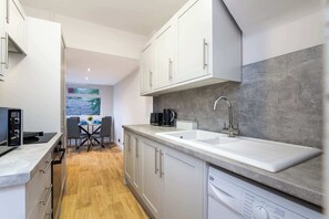 Fridge, microwave, oven, stovetop - Aberdeen Home w/ Parking Near Centre, Harbour & Airport  - Fast WiFi (Aberdeen City)