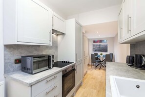 Fridge, microwave, oven, stovetop - Aberdeen Home w/ Parking Near Centre, Harbour & Airport  - Fast WiFi (Aberdeen City)