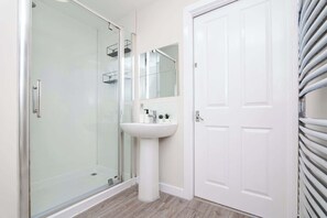 Shower, hair dryer, towels, shampoo - Parking Aberdeenshire Retreat Central Peterhead (Aberdeenshire)