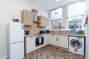 Fridge, microwave, oven, stovetop - Parking Aberdeenshire Retreat Central Peterhead (Aberdeenshire)