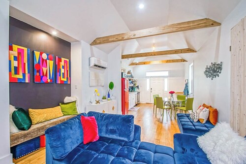 Vibrant Renovated Cottage - W/D, Off-Street Parking, Long Stays