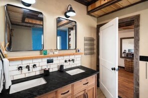Douche, baignoire à remous, séchoir à cheveux, bidet