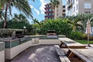 Outdoor dining - Comfortable 2BR/2BA Coastal Condo at Costa Beach (Pompano Beach)