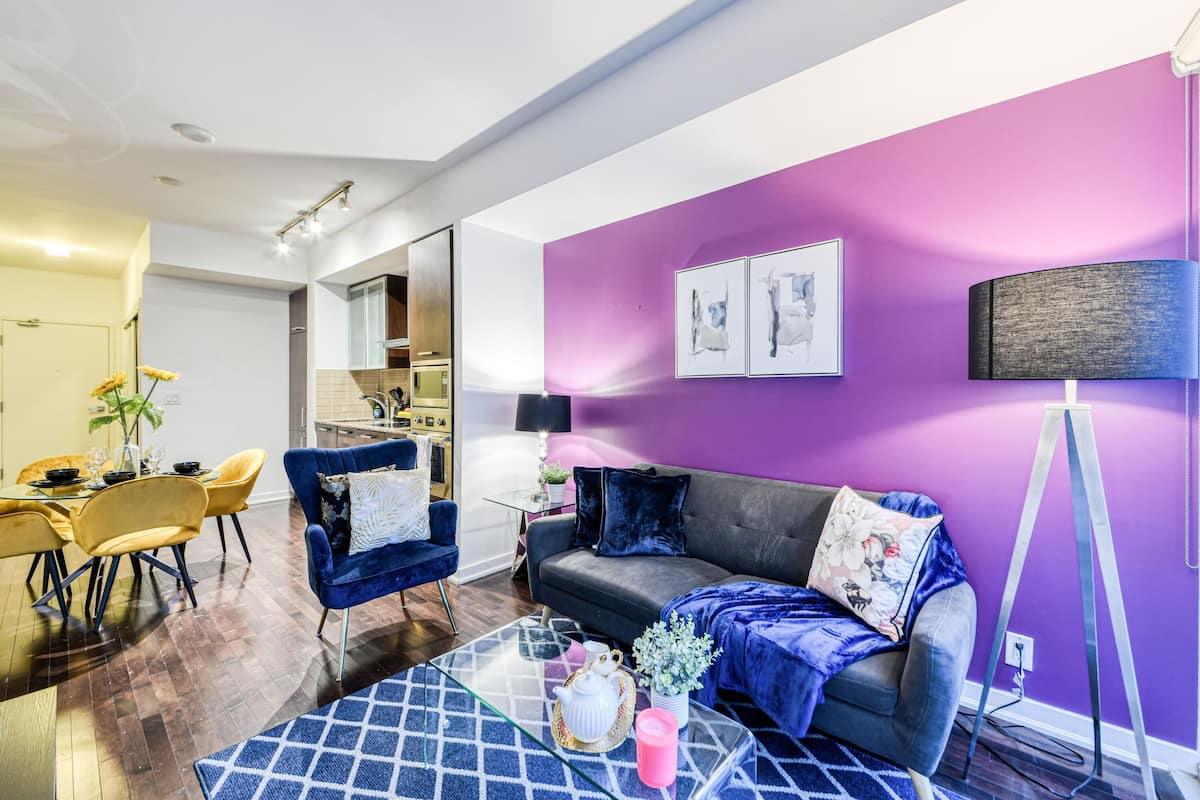 Suite Deluxe, 2 camas de matrimonio, no fumadores, baño privado | Zona de estar | Una televisión