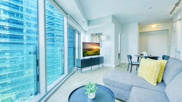 Suite familiar, 2 habitaciones, para no fumadores, baño privado | Área de sala de estar | Televisión
