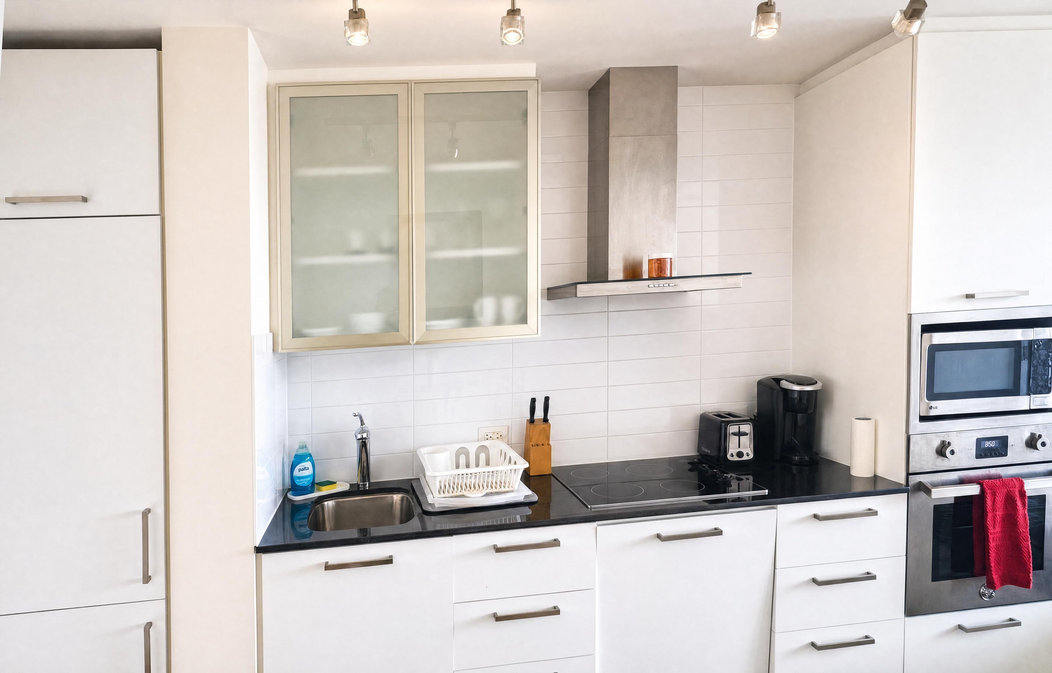Eenvoudige studio suite, 1 queensize bed, niet-roken, privébadkamer | Privékeuken | Een koelkast/vriezer, een magnetron, een oven, een kookplaat