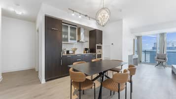 Suite superior, 3 habitaciones, para no fumadores, 2 baños | Cocina privada | Refrigerador con congelador, microondas, horno y parrilla de estufa