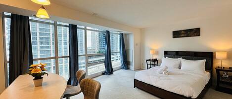 Junior Studio Suite, 1 Queen Bed, Non Smoking, Private Bathroom | Living area