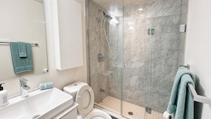 Studio Suite cơ bản, 1 giường cỡ queen, không hút thuốc, phòng tắm riêng | Phòng tắm | Máy sấy tóc, khăn tắm, xà phòng, dầu gội