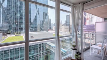 Suite ejecutiva, 1 habitación, para no fumadores, baño privado | Área de sala de estar | Televisión