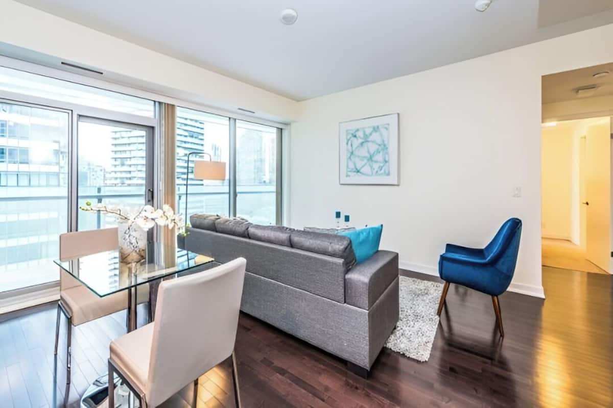 Suite Signature, 2 habitaciones, no fumadores, 2 baños | Zona de estar | Una televisión
