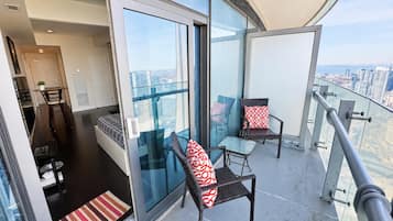 Basic Studio Suite, 1 Queen Bed, Non Smoking, Private Bathroom | City view