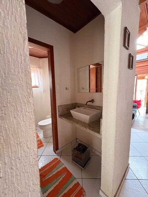 Bathroom - Cozy and comfortable house in the Morada da Praia condominium, with security and leisure facilities. (Bertioga)