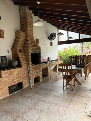 Outdoor dining - Cozy and comfortable house in the Morada da Praia condominium, with security and leisure facilities. (Bertioga)