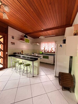 Private kitchen - Cozy and comfortable house in the Morada da Praia condominium, with security and leisure facilities. (Bertioga)