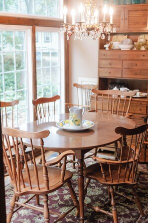 Dining - Private Orchard Estate Near KC - World Cup Stay (Kansas City)