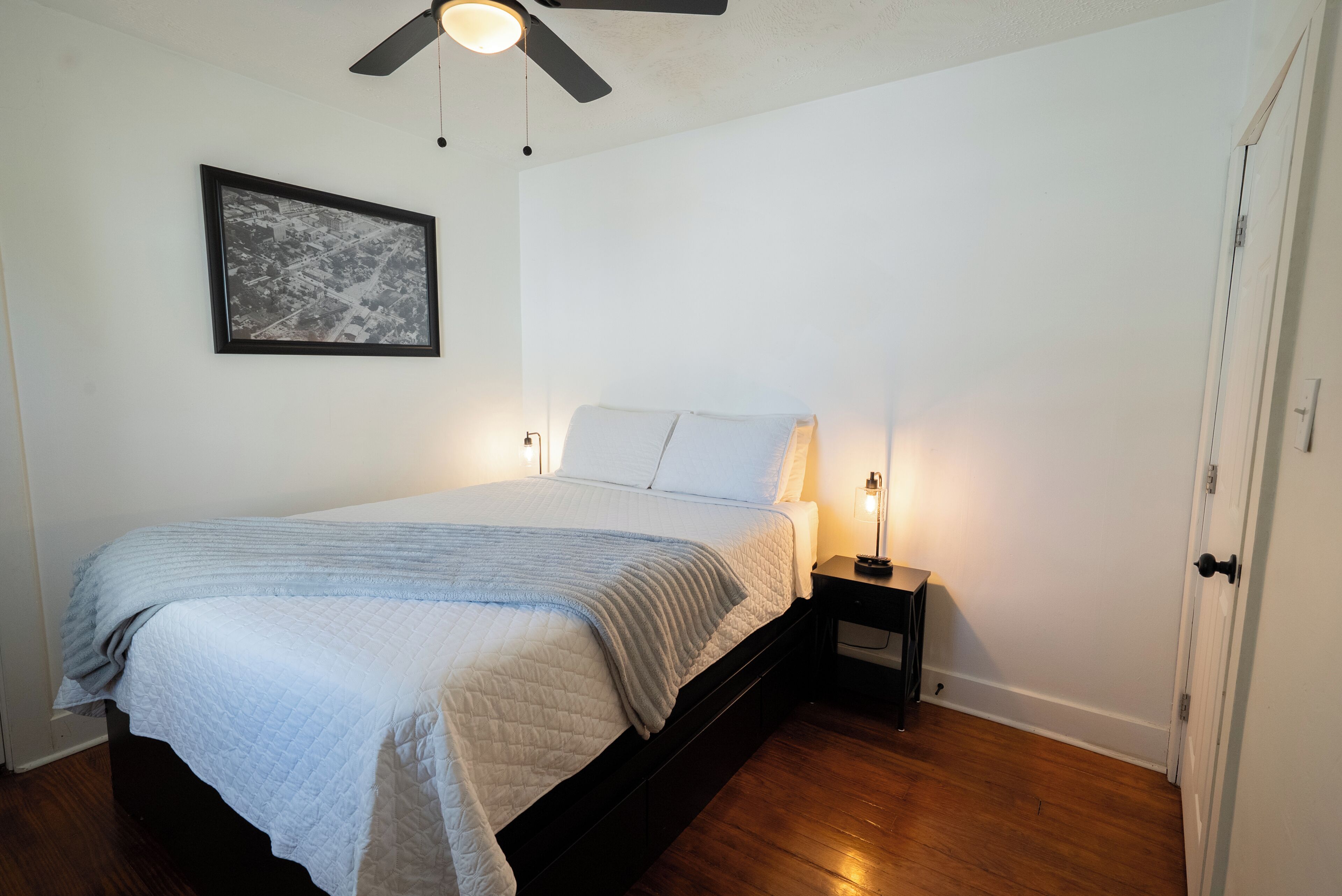 2 habitaciones, tabla de planchar con plancha, wifi y ropa de cama 