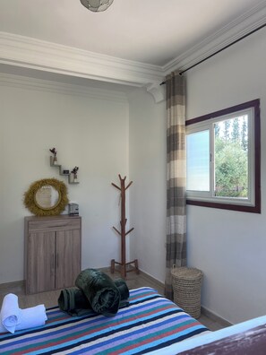 4 bedrooms, iron/ironing board, WiFi, bed sheets