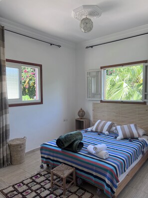 4 bedrooms, iron/ironing board, WiFi, bed sheets