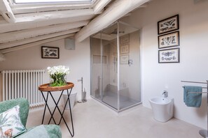 Villa | Bathroom - Villa in Lucca With Winery and Vineyard Views (Lucca)