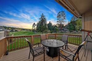 Outdoor dining - Golf villa located in Continental Country Club (Flagstaff)