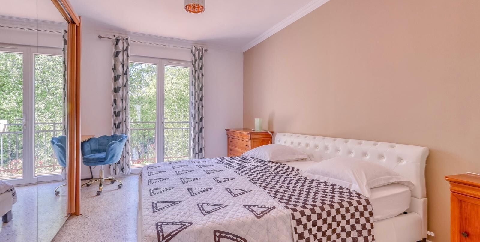 3 bedrooms, iron/ironing board, WiFi, bed sheets