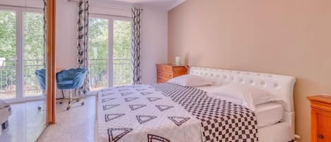 3 habitaciones, tabla de planchar con plancha, wifi y ropa de cama