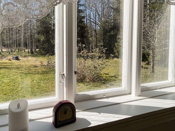 A room with a window overlooking a grassy area with trees. - 4 Person Holiday Home in Mariannelund (Mariannelund)