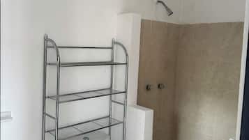 Classic Studio, 1 Queen Bed | Bathroom