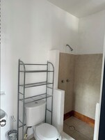 Estudio clásico, 1 cama de matrimonio | Baño