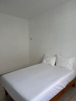 Casa, 2 habitaciones, patio | Ropa de cama