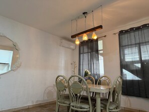 บ้านพัก, 2 ห้องนอน, ลานระเบียง | บริเวณนั่งเล่น