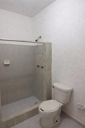 Huis, 2 slaapkamers, patio | Badkamer