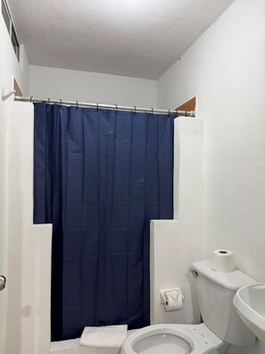 ห้องคลาสสิกสตูดิโอ, เตียงควีนไซส์ 1 เตียง | ห้องน้ำ