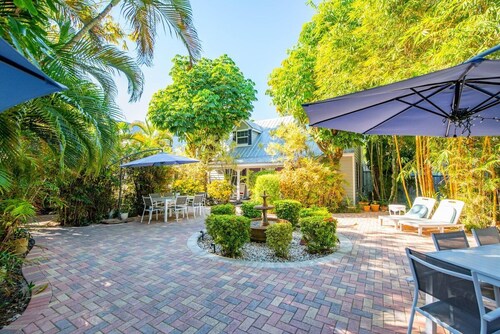 Andros Suite | Perfect Location with Pool!