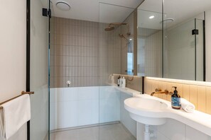 Hair dryer - Stunning Harbour View | 2BR 2BA Suite (Melbourne)