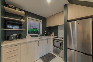 Fridge, microwave, oven, stovetop - Cozy & Stylish Central City Retreat (Christchurch)