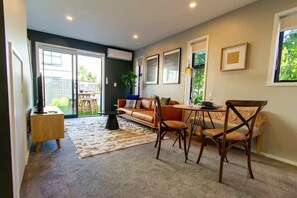 TV, offices - Cozy & Stylish Central City Retreat (Christchurch)