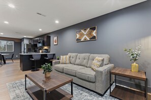 Living area - Luxury 2 BD Apartment (Festus)