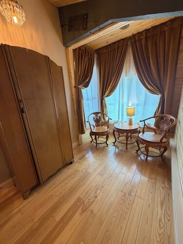 The Box Canyon Retreat on Main St. with AC!