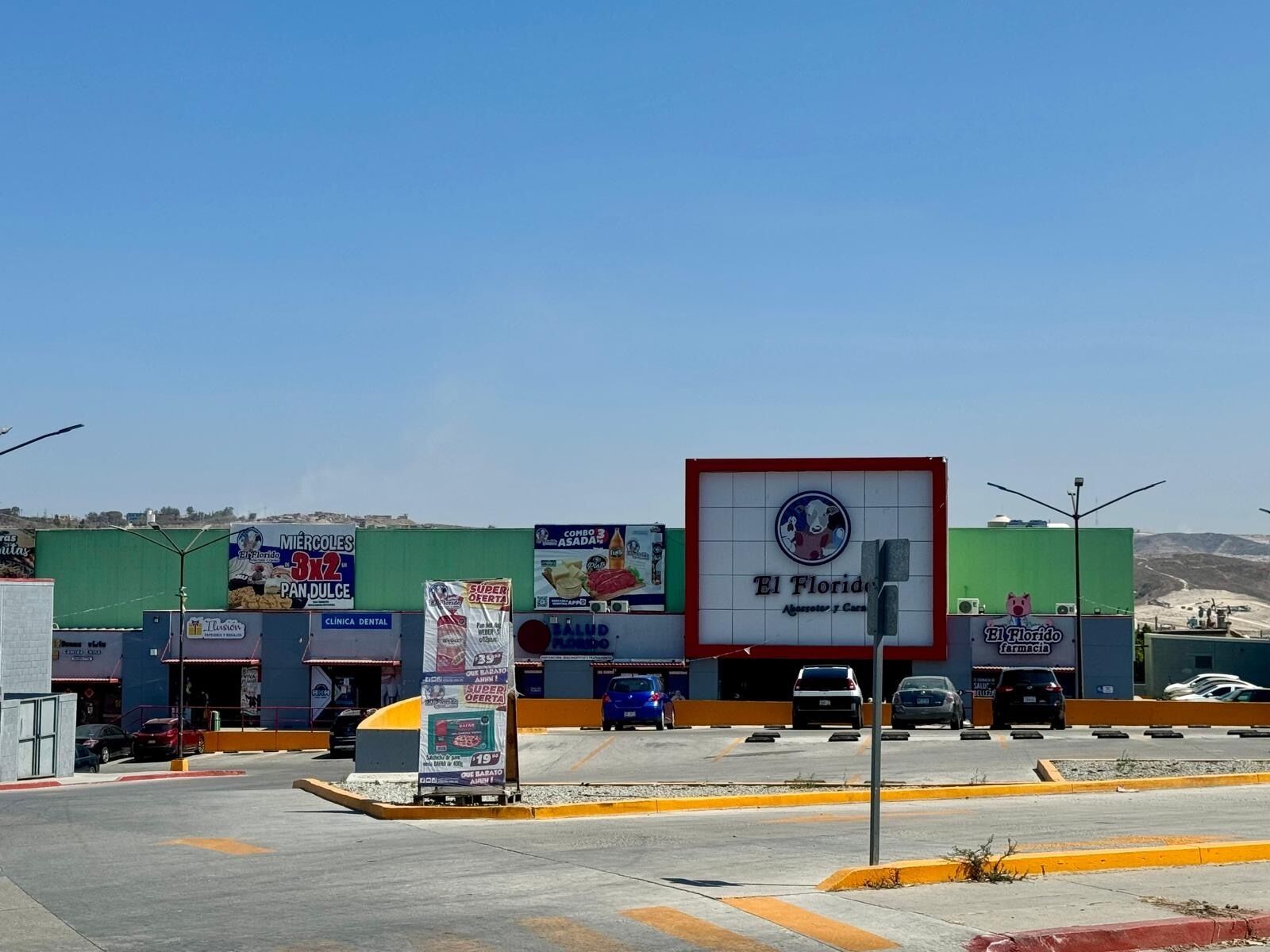 A commercial area with a pharmacy named 'El Florido' and a dental clinic.