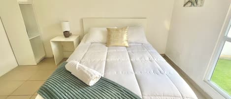 2 quartos, ferros/tábuas de passar roupa, acesso à internet