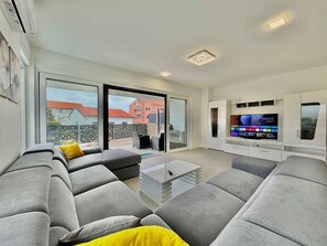 TV - Villa with swimming pool (Malinska)