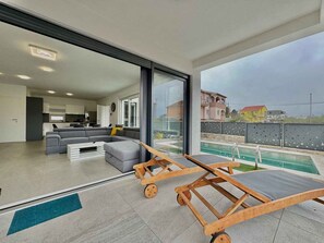 Outdoor dining - Villa with swimming pool (Malinska)