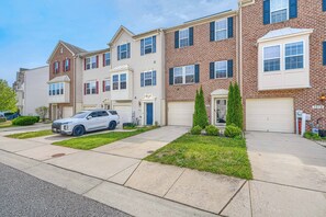 Exterior - Stay with us at Your-cozy-home LLC a 3 bedroom/2.5 bath house. (Glen Burnie)