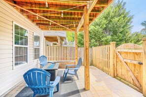 Outdoor dining - Stay with us at Your-cozy-home LLC a 3 bedroom/2.5 bath house. (Glen Burnie)